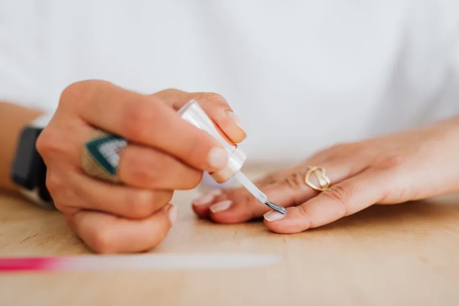 Press-on negler allergi, slik kjenner du den igjen og unngår den