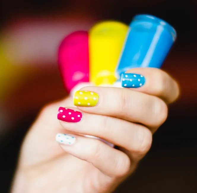 Sommarnaglar hemma med polka dot art i pastellfärger
