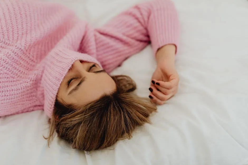 Kvinne sover med press-on negler og rosa genser