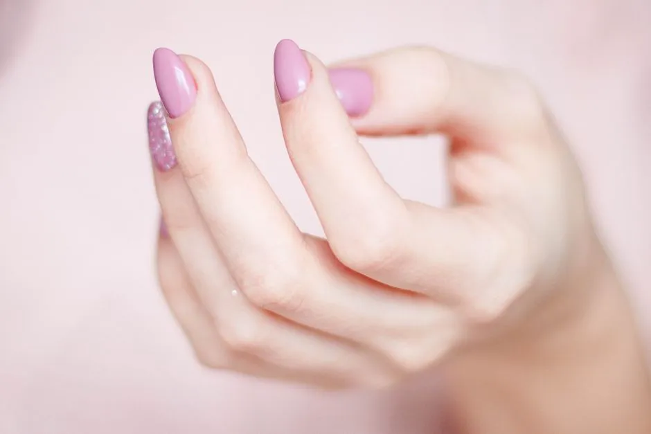 Tät närbild glitter naglar med skimmer