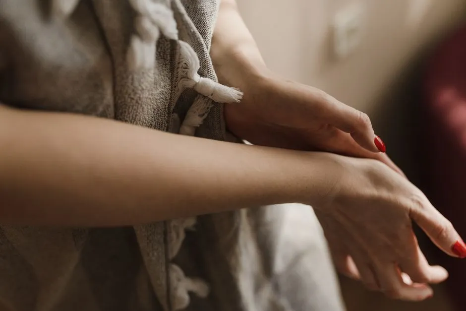 Hand med röda naglar, ingen synlig press-on naglar allergi vid nagelvallen