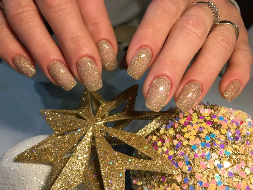 Glitter negler og partikkelstørrelsen som avgjør om de glitrer