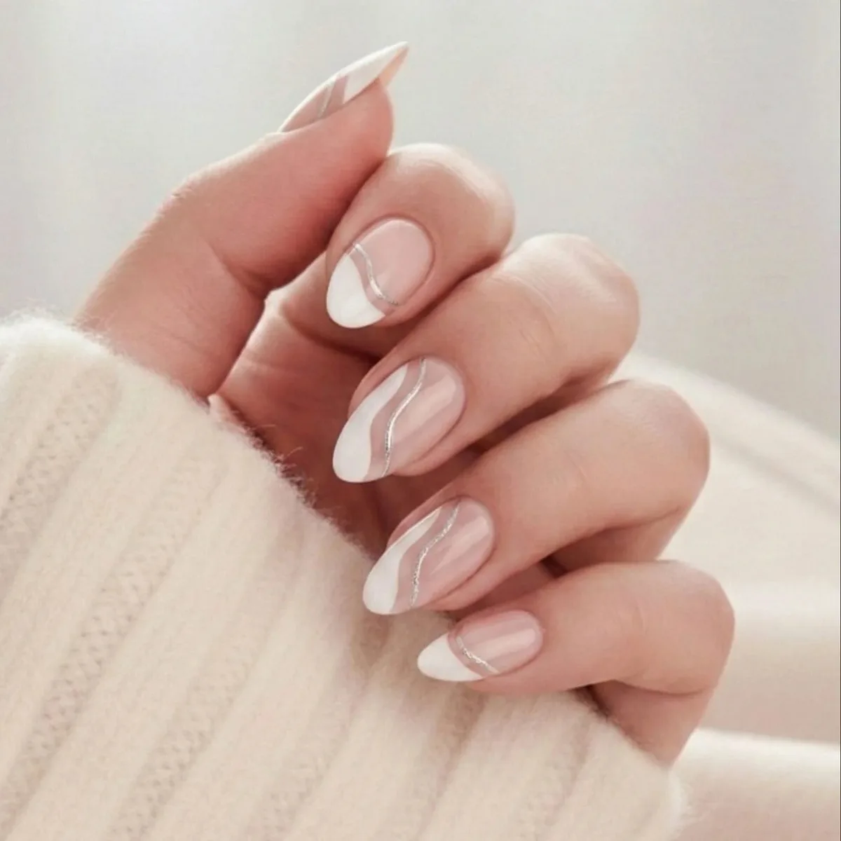 Metallic Merge chrome negler med sølvfarget metallic-swirl i almond