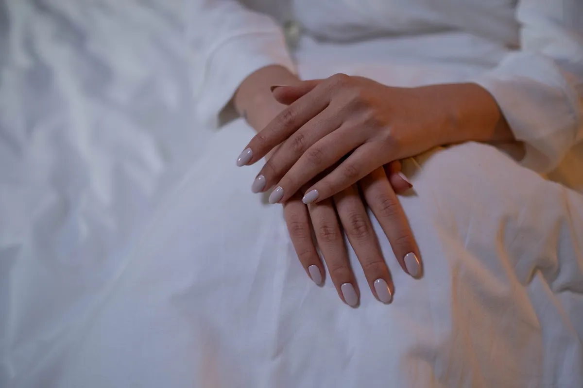 Nude franske press-on negler med tynn hvit tupp i ro