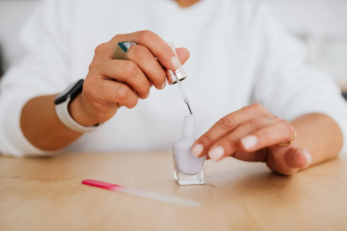 Buffing og filing av neglen i et steg av press-on prep uten primer